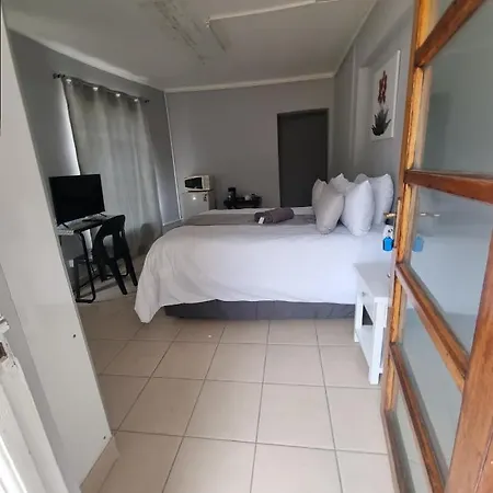 Stay At Home Airport Lodge Kempton Park Exterior photo